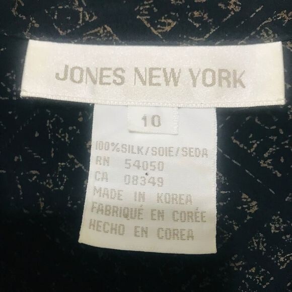 Jones New York black top  tribe  print 100% Silk button down shirt size 10 - Picture 2 of 8